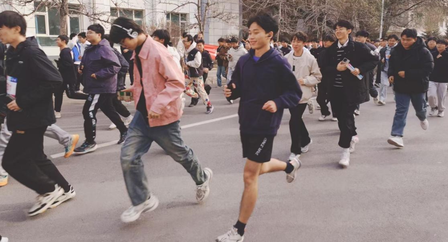 挑战自我 弘扬体育精神 ——米乐体育
举办师生冬季长跑活动 挑战自我 弘扬体育精神 ——米乐体育
举办师生冬季长跑活动